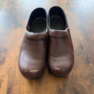 Dansko Professional Waxed Distressed Brown Oiled Leather Clog Eur 39
